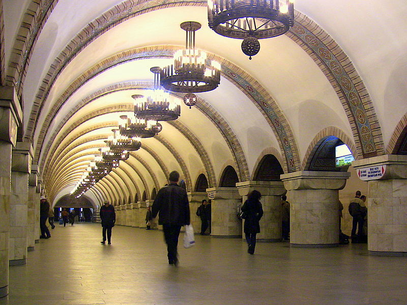 800px-zoloti_vorota_metro_station_cental_hall.jpg